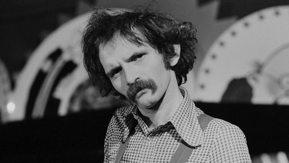 Bohdan Smoleń w programie kabaretu Tey "Zbiórka, czyli z rolnictwem na Tey" w siedzibie kabaretu przy ul. Woźnej, 1978 r., fot. Jerzy Nowakowski / cyryl.poznan.pl