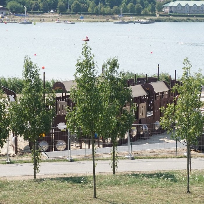 Boisko, okręt, ścieżka