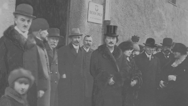 I.J. Paderewski (w cylindrze) przed gimnazjum swego imienia w Poznaniu, XI 1924 r., fot. ze zbiorów NAC