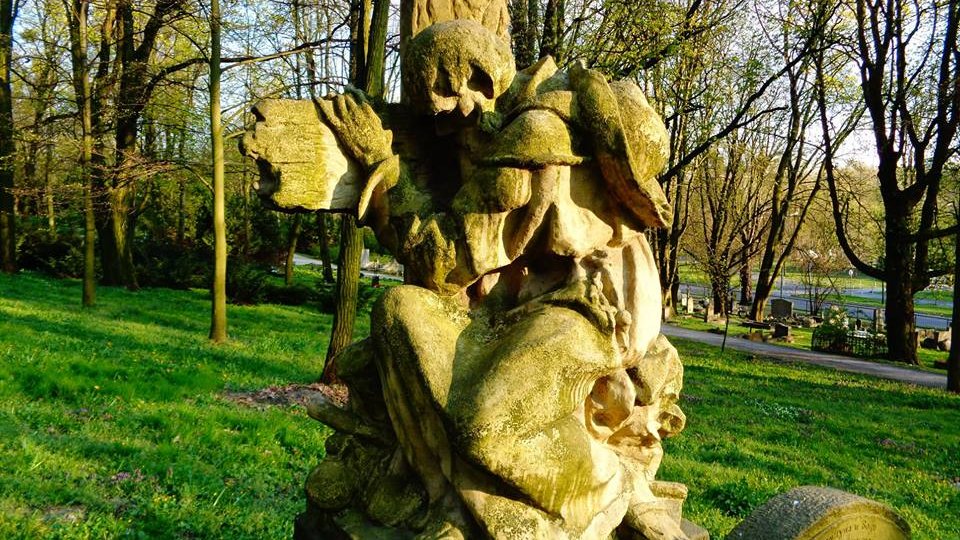 Jeden z najbardziej charakterystycznych nagrobków na Cmentarzu na stoku Cytadeli: "Pielgrzym" dłuta Władysława Marcinkowskiego, na grobie urzędnika miejskiego Andrzeja Kaźmierczaka (zm. w 1922 r.), fot. Adam Suwart