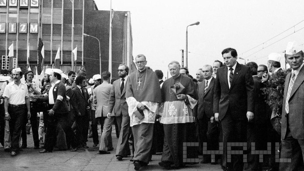 Kard. Franciszek Macharski (na pierwszym planie z lewej) oraz abp Jerzy Stroba w czasie odsłonięcia tablicy pamiątkowej przed bramą główną HCP z okazji 25. rocznicy Poznańskiego Czerwca 1956, fot. Jan Kołodziejski