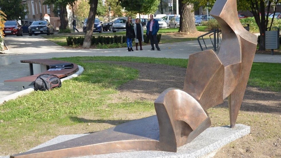"Leżąca w słońcu", rzeźba prof. Anny Rodzińskiej, fot. Urząd Miasta Poznania