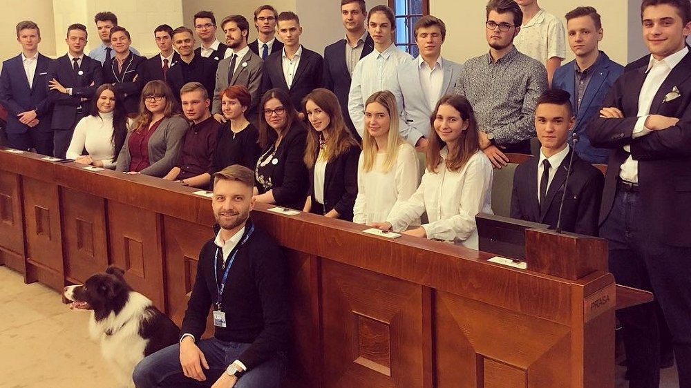 Młodzieżowa Rada Miasta wraz z opiekunem z ramienia RMP Bartłomiejem Ignaszewskim oraz Nugatem