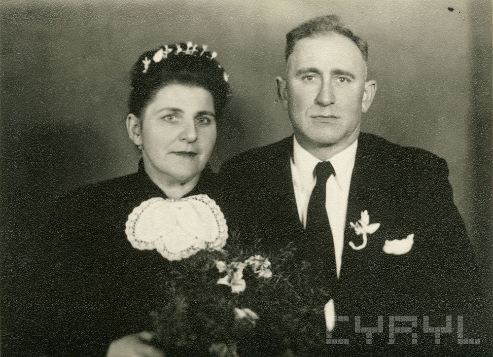 Zdjęcie pamiątkowe z okazji 25. rocznicy ślubu Bronisławy i Romana Eglów - 65228 - grafika artykułu