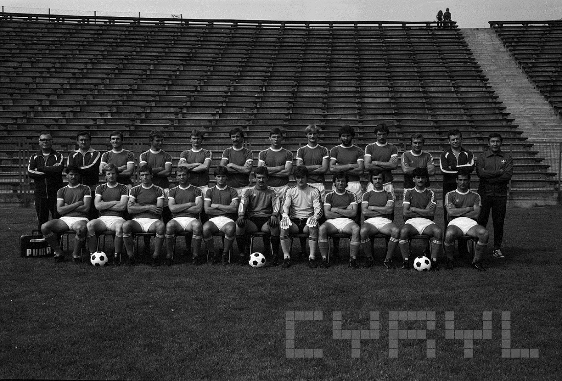 Piłkarze Lecha na stadionie przy ul. Bułgarskiej, 1982 r. (fot. S. Wiktor, ze zb. cyryl.poznan.pl) - grafika artykułu