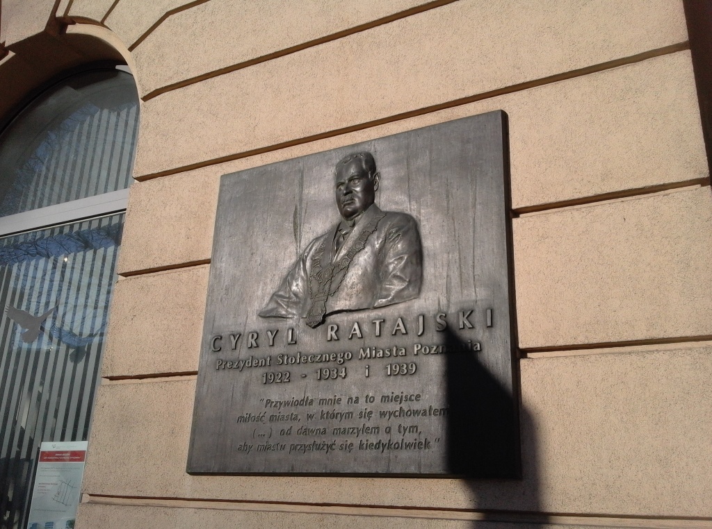 Tablica upamiętniająca Cyryla Ratajskiego, na ścianie kamienicy przy placu jego imienia - grafika artykułu