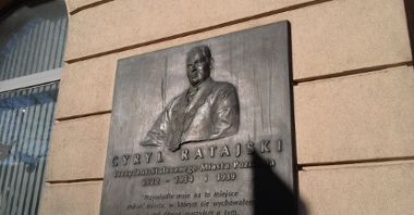 Tablica upamiętniająca Cyryla Ratajskiego, na ścianie kamienicy przy placu jego imienia