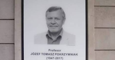 Tablica upamiętniające prof. Józefa Tomasza Pokrzywniaka, fot. PTPN