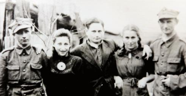 Noach Lasman (pierwszy z prawej) jako żołnierz II Armii Wojska Polskiego z żydowskimi przyjaciółmi, Łosice 1944