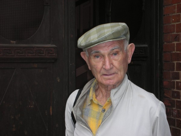 Noach Lasman przed drzwiami budynku Gminy Żydowskiej w Poznaniu, 2006 rok - grafika artykułu