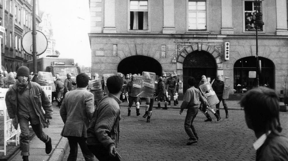 ZOMO rozganiające demonstrantów na Starym Rynku, 2.04.1989 r., fot. Jan Kołodziejski - grafika artykułu
