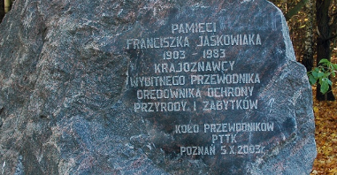 Pamiątkowy głaz poświęcony Franciszkowi Jaśkowiakowi, fot. Zbigniew Szmidt