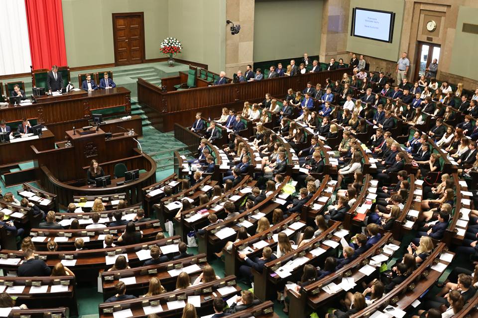Ubiegłoroczne posiedzenie Sejmu Dzieci i Młodzieży, fot. facebook.com/sejmdzieciimlodziezy - grafika artykułu