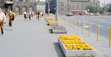 Kwietniki na moście Uniwersyteckim, przełom lat 70. i 80. XX wieku, fot. Zbigniew Haber
