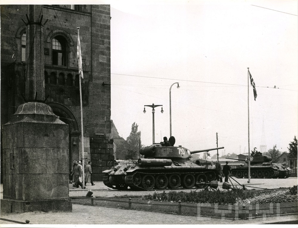 Grupa czołgów T-34 na tzw. placu Stalina (ob. pl. Mickiewicza) w czasie Poznańskiego Czerwca 1956 - grafika artykułu