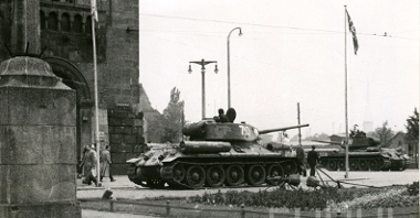 Grupa czołgów T-34 na tzw. placu Stalina (ob. pl. Mickiewicza) w czasie Poznańskiego Czerwca 1956
