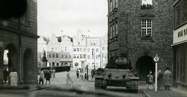 Czołg T-34 na rogu ulic Paderewskiego i Szkolnej w czasie Poznańskiego Czerwca 1956