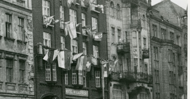 Ludność cywilna oraz żołnierze LWP przed budynkiem hotelu Wielkopolska przy ul. Czerwonej Armii (ob. Święty Marcin) w czasie Poznańskiego Czerwca 1956