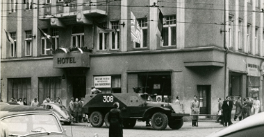 Transporter opancerzony BTR-152 przed budynkiem hotelu Lech przy ul. Czerwonej Armii (ob. Święty Marcin) w czasie Poznańskiego Czerwca 1956