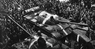 Czesi otaczający sowieckie czołgi, Praga, 1968 r., fot. Wikipedia Commons