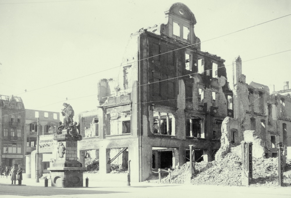 Stary Rynek, zniszczenia zabudowy bloku śródrynkowego, fot. J. Dańda 1945 r. Ze zb. MKZ - grafika artykułu