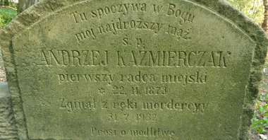 Na tablicy nagrobnej wyryto błędną datę roczną śmierci - 1932 zamiast 1922. Adnotacja "Pierwszy radca miejski" oznacza, że zmarły należał do pierwszej rady miasta Poznania po odzyskaniu niepodległości, fot. A. Suwart