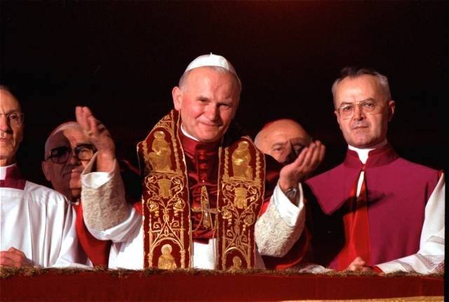Karol Wojtyła w dniu wyboru na Ojca Świętego Jana Pawła II, Watykan 16.10.1978, fot. źródło facebook.com/episkopatpolski - grafika artykułu