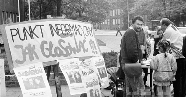Punkt informacyjny zwolenników Komitetu Obywatelskiego Solidarność przed Obwodową Komisją Wyborczą w II LO przy ul. Matejki w czasie wyborów parlamentarnych w 1989 r.