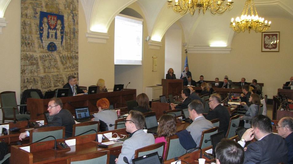 Na zdjęciu sesja Rady Miasta Poznania kończącej się kadencji - grafika artykułu