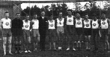 Pierwszy medal w męskim szczypiorniaku zdobyła dla Poznania Warta - srebrny w 1931 r., fot. Historia dwóch klubów, Poznań 1962 - KMP 2010/1