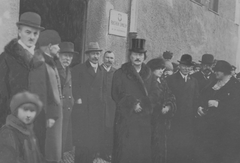 I.J. Paderewski (w cylindrze) przed gimnazjum swego imienia w Poznaniu, XI 1924 r., fot. ze zbiorów NAC - grafika artykułu