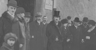 I.J. Paderewski (w cylindrze) przed gimnazjum swego imienia w Poznaniu, XI 1924 r., fot. ze zbiorów NAC