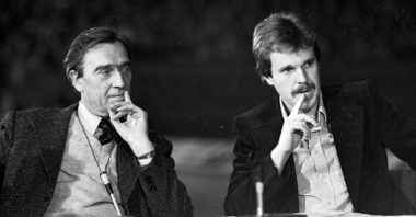 Legendarny sprawozdawca sportowy Bohdan Tomaszewski (z lewej) i Wojciech Fibak (z prawej) w czasie wywiadu w Hali Arena (grudzień 1978 r.), fot. Stanisław Wiktor / cyryl.poznan.pl