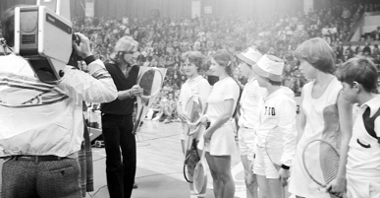Böjrn Borg rozdający rakiety tenisowe młodym polskim tenisistom w hali Arena (grudzień 1978 r.), fot. S. Wiktor / cyryl.poznan.pl
