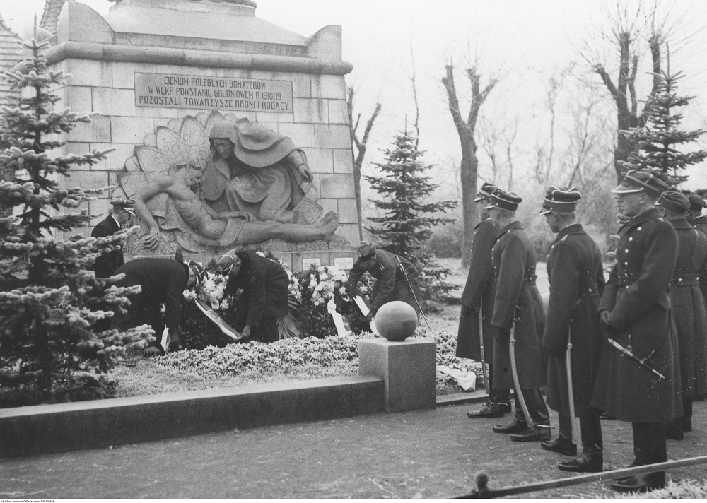 Pomnik Powstańców Wielkopolskich na Cmentarzu Górczyńskim, 1932 r., fot. ze zb. NAC - grafika artykułu