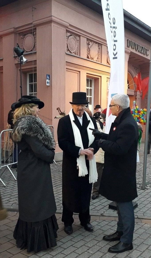 Helena Paderewska (Halina Owsianna), Ignacy Jan Paderewski (Andrzej Lajborek) i dyrektor Wielkopolskiego Muzeum Niepodległości Tomasz Łęcki - grafika artykułu