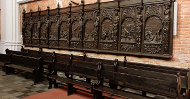 Nie zachowały się ławki dla zakonników, których zwieńczeniem były stalle - czy miały równie kunsztowny charakter?