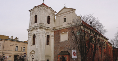 Południowa ściana zewnętrzna prezbiterium kościoła podominikańskiego - świątynia jest najstarszym murowanym kościołem Poznania lewobrzeżnego.
