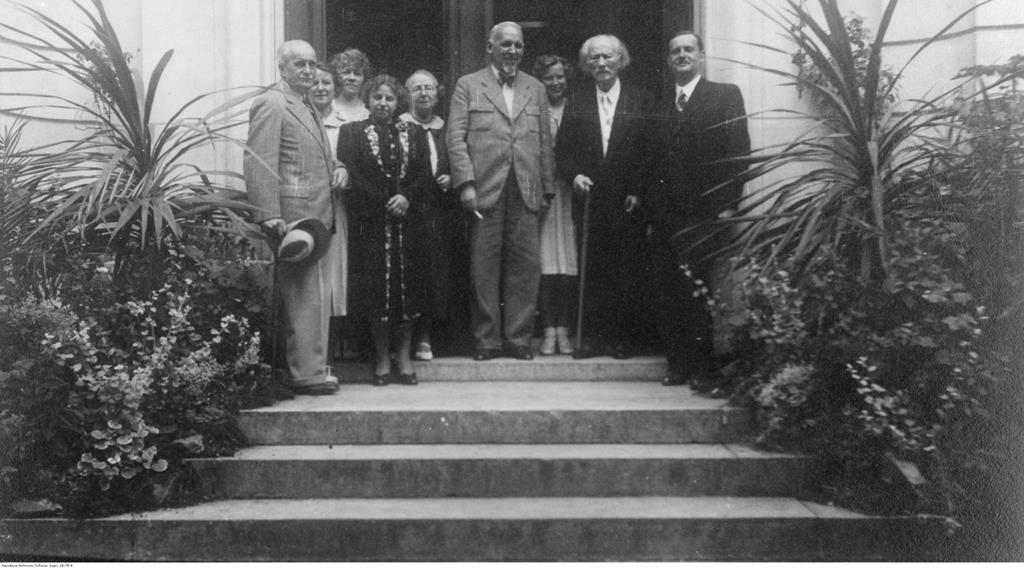 Ignacy Jan Paderewski (drugi z prawej) przed wyjazdem do USA, 1940 r., fot. ze zb. NAC - grafika artykułu