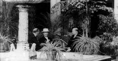 Spotkanie I.J. Paderewskiego (w środku) z wicepremierem RP na uchodźstwie S. Mikołajczykiem (pierwszy z prawej) i premierem W. Sikorskim, Palm Beach na Florydzie, 1941 r., fot. Cz. Datka, ze zb. NAC