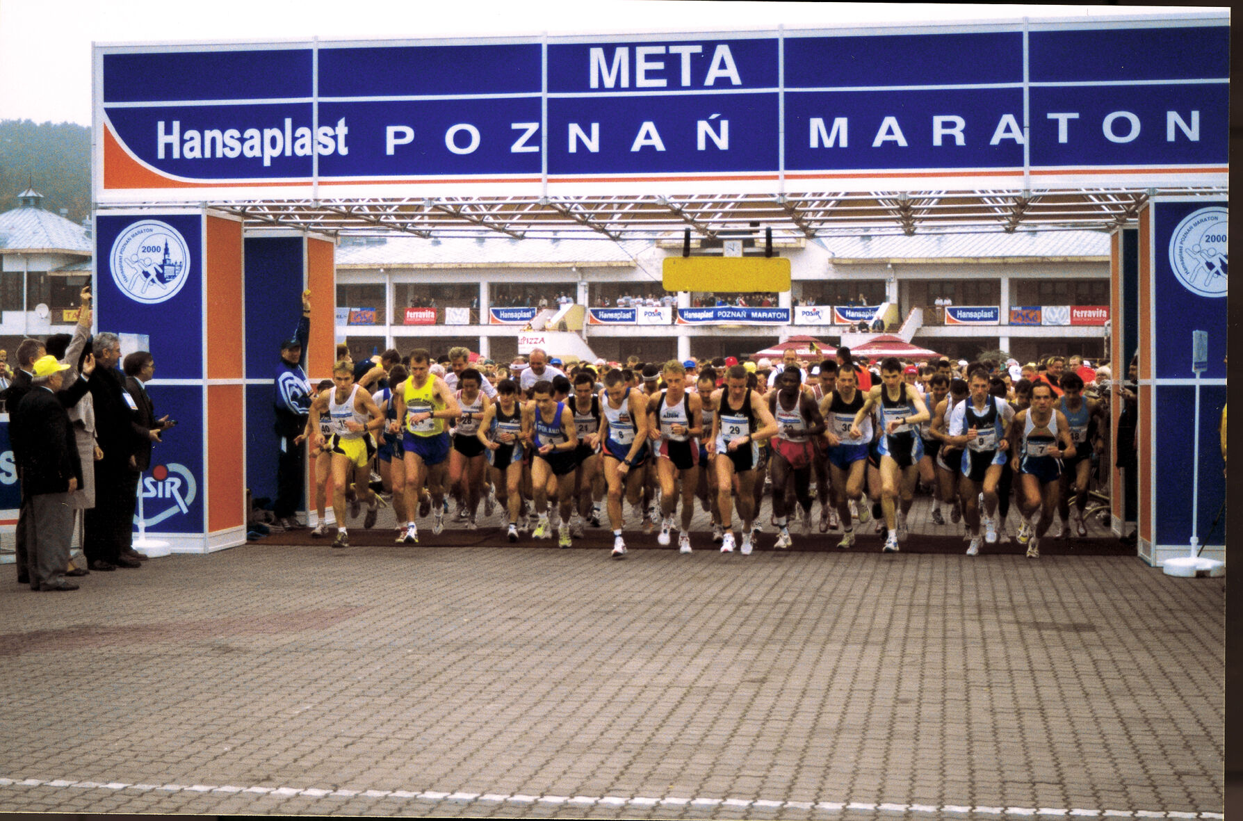 Start pierwszej edycji poznańskiego maratonu w 2000 r., fot. POSiR - grafika artykułu