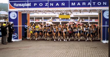 Start pierwszej edycji poznańskiego maratonu w 2000 r., fot. POSiR