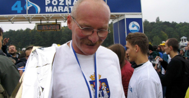 Maciej Frankiewicz na mecie maratonu w 2003 r., fot. POSiR