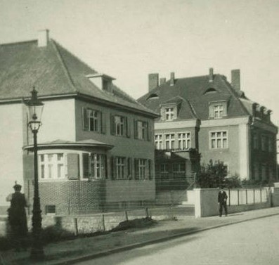 Dom przy ulicy Spornej, zaprojektowany przez architekta Stefana Sawickiego (1890-1967); właściciel: Maria Sawicka, źródło: cyryl.poznan.pl - grafika artykułu