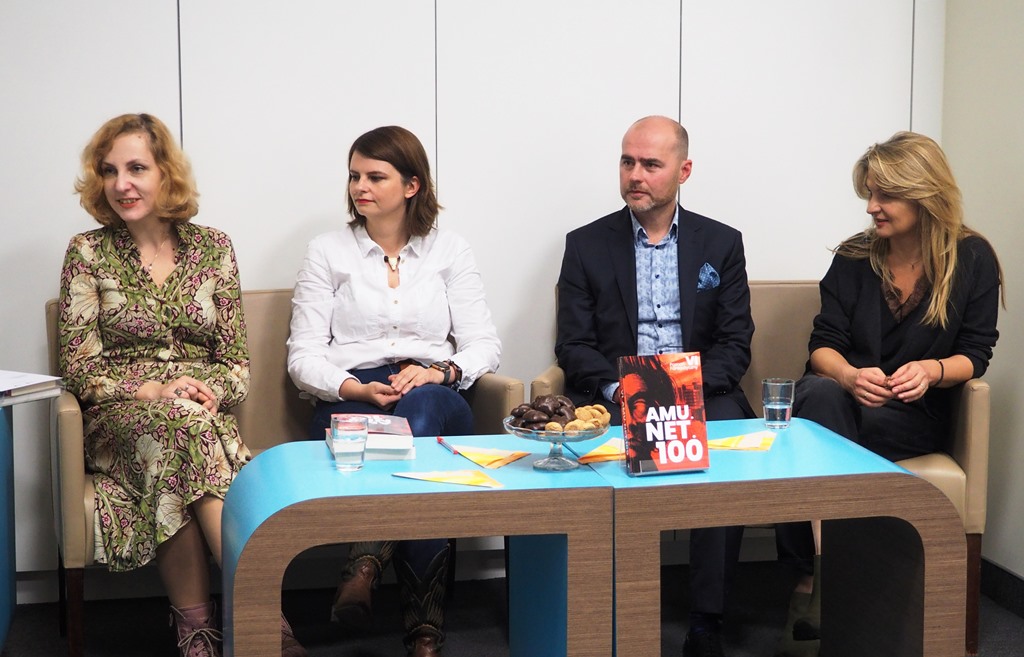 Od lewej: Barbara Sarbian, Anna Jelec, Cezary Gawor, Joanna Jodełka (fot. Jagoda Haloszka, "Życie Uniwersyteckie") - grafika artykułu