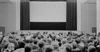 Seans w kinie Kosmos przy ul. Dożynkowej, lata 60. XX w., fot. Jerzy Nowakowski
