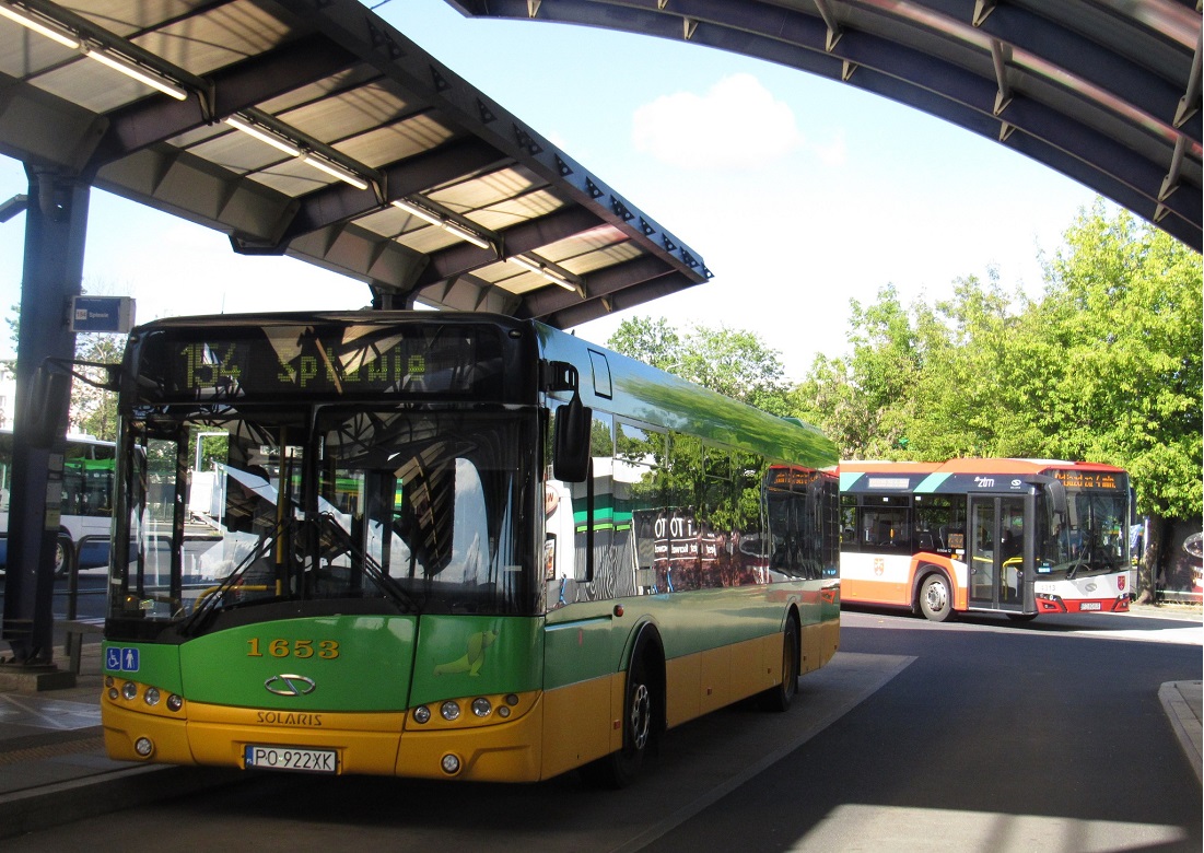 Autobus linii 154 na zadaszonym przystanku autobusowym, za nim autobus innego przewoźnika - grafika artykułu