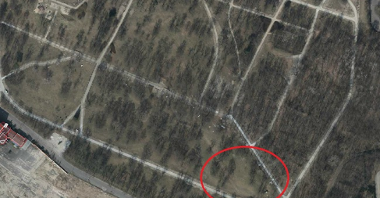 zdjęcie lotnicze Parku Tysiąclecia, czerwonym kolorem zaznaczono teren proponowanego wybiegu dla psów na polanie od strony ul. Komandoria