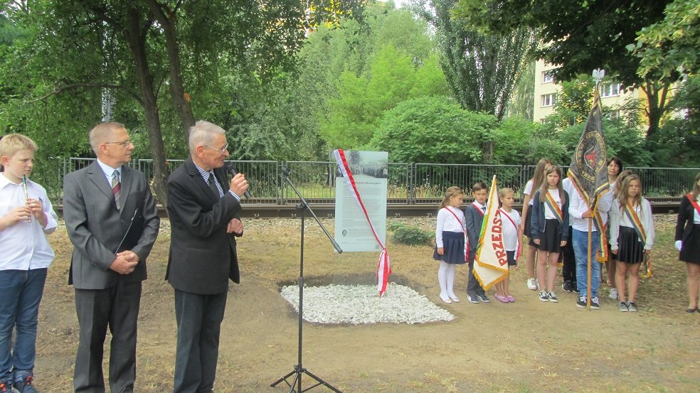 Uroczystości poprowadził przewodniczący Rady Osiedla Winiary Jan Chudobiecki