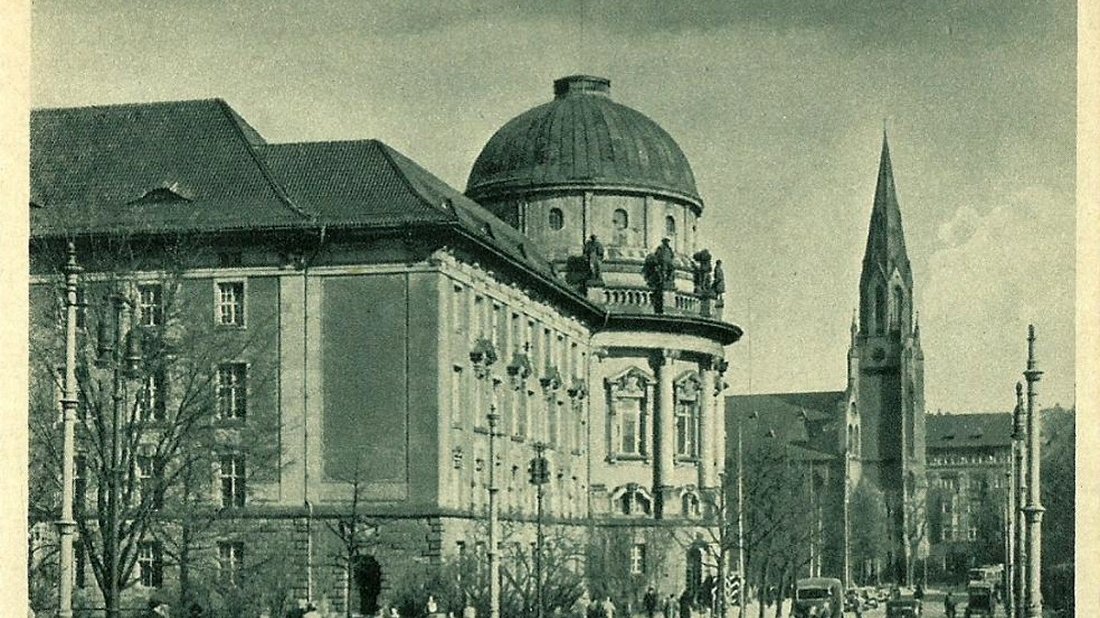 W dzisiejszym Collegium Maius UAM, w czasie drugiej wojny mieściło się Prezydium Policji niemieckiej. Fot. Narodowe Archiwum Cyfrowe.